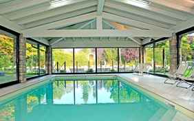 Das Hallenbad mit herrlichem Blick in den Garten